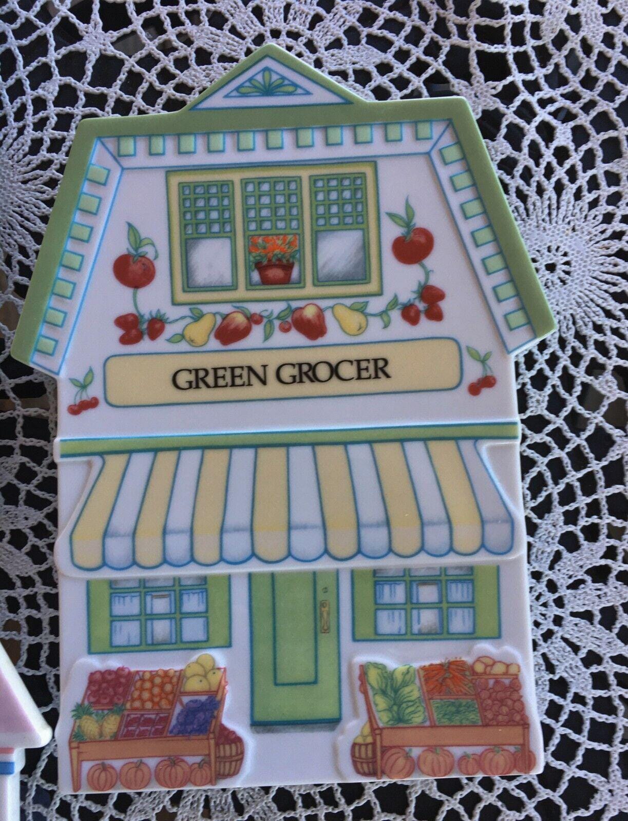 LENOX SpICE ViLLAGE TriVETS Set of 4 -1992-GreeN GroCER-caFE-COUNTRY STORE + 1