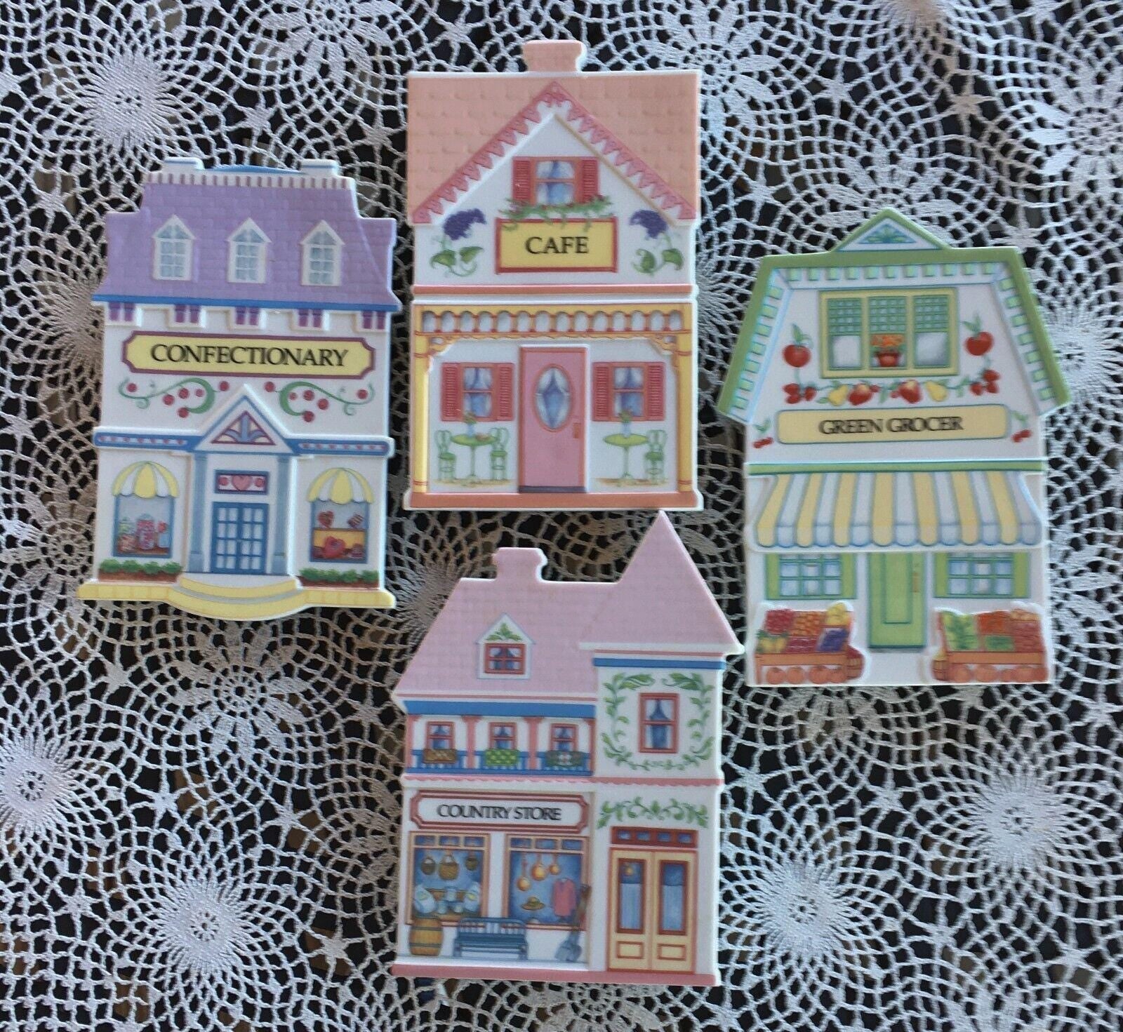 LENOX SpiCE ViLLAGE TriVETS SeT Of 4 -1992-GreN GroCER-CaFE-COUNTRY STORE + 1