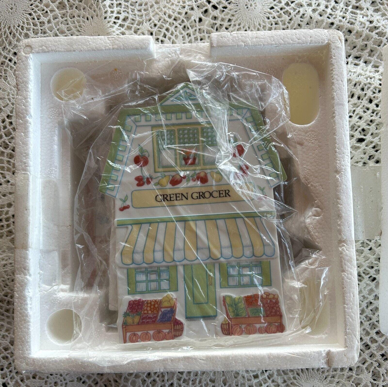 LENOX SpiCE ViLLAGE TriVETS SeT Of 4 -1992-GreN GroCER-CaFE-COUNTRY STORE + 1